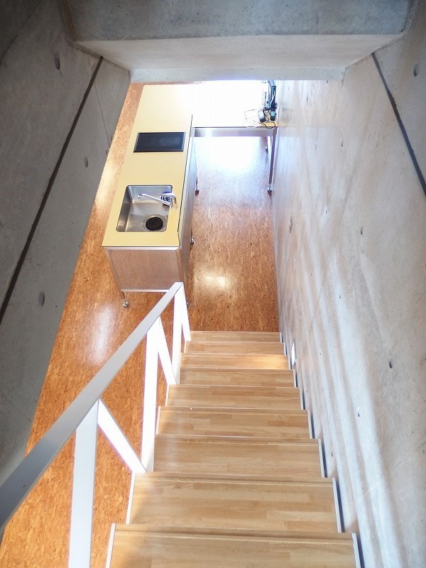 キッチンへ続く階段からの景色はこんな感じ。