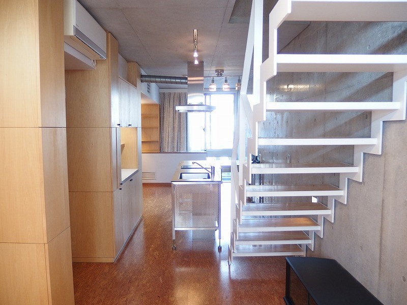 キッチンを挟んで手前と奥に空間が分かれています。