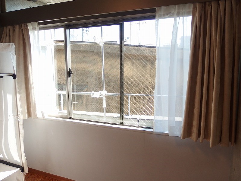 窓の無機質な感じも、このお部屋に調和していて良い。