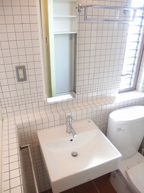 水回りは白いタイルで海外風に。