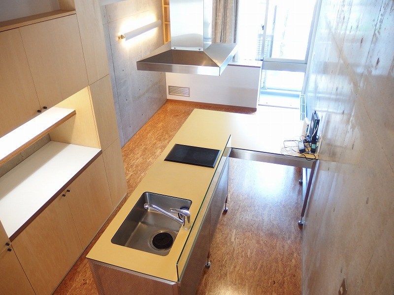 キッチンはL字のカウンターに続いています。作業や食事はこちらで。