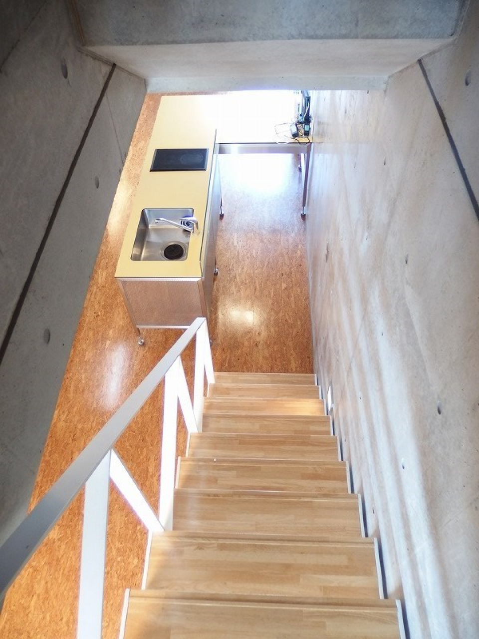 キッチンへ続く階段からの景色はこんな感じ。