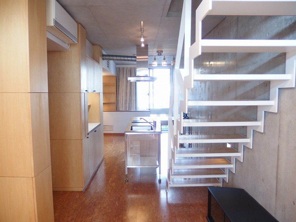 キッチンを挟んで手前と奥に空間が分かれています。