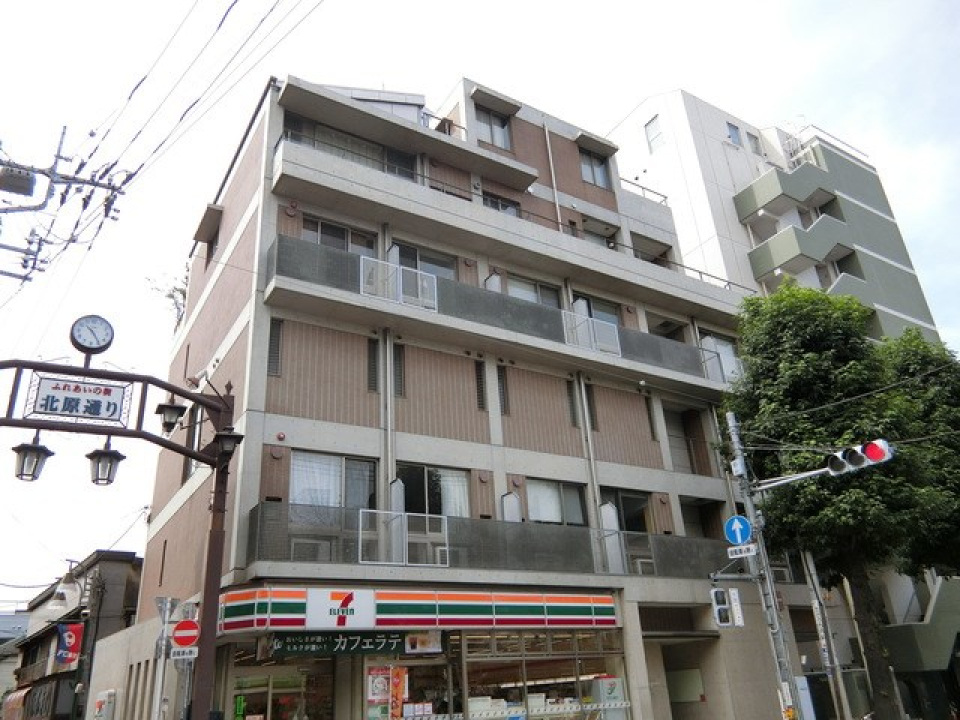 建物の1階にはコンビニが入っているので、お買い物には便利そう。