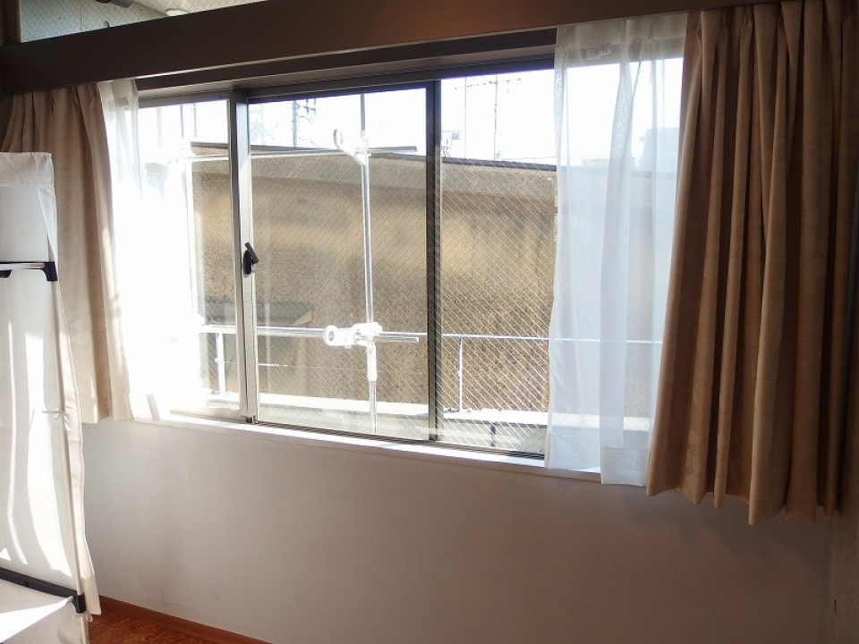 窓の無機質な感じも、このお部屋に調和していて良い。