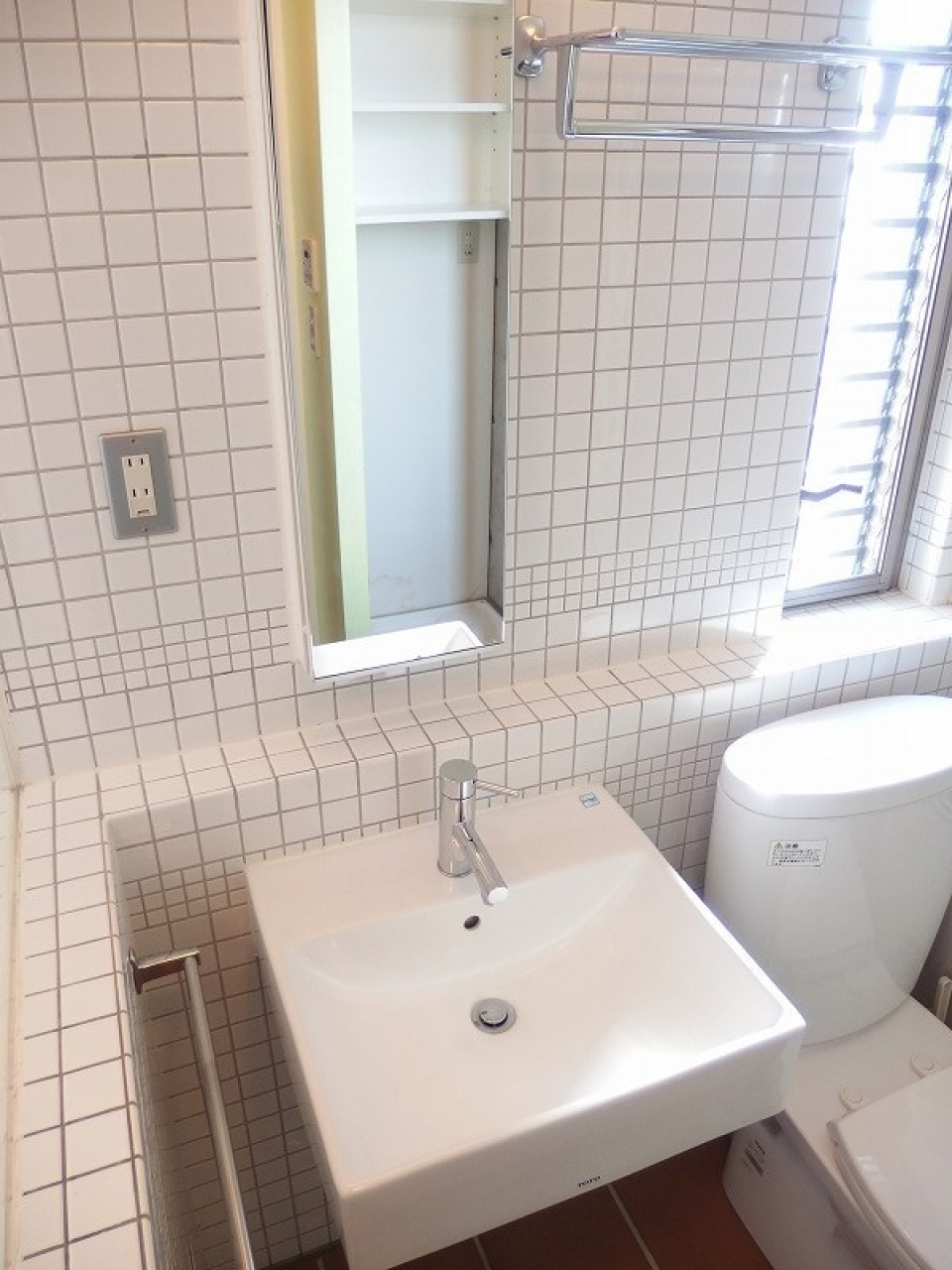 水回りは白いタイルで海外風に。