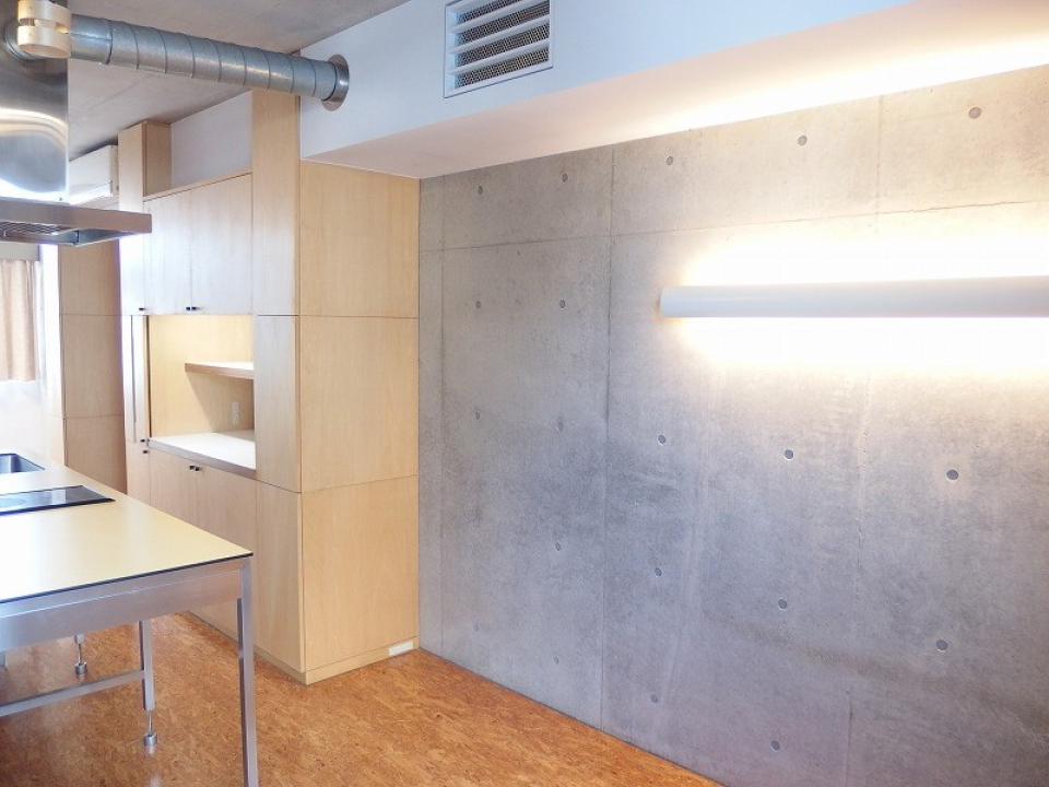 コンクリの壁が良い味出してますね。