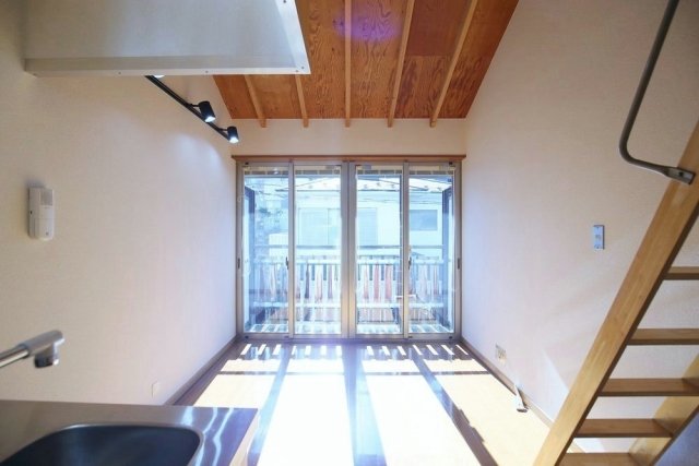 明るい窓に木目の天井。唯一無二の空間&hellip;！
