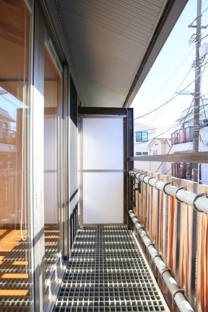 ベランダの異素材感もステキ。グリーンを置いても似合いそう&hellip;