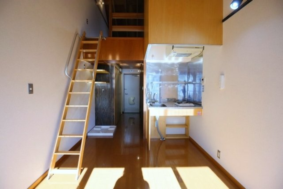 窓を背に立つとこんな景色。