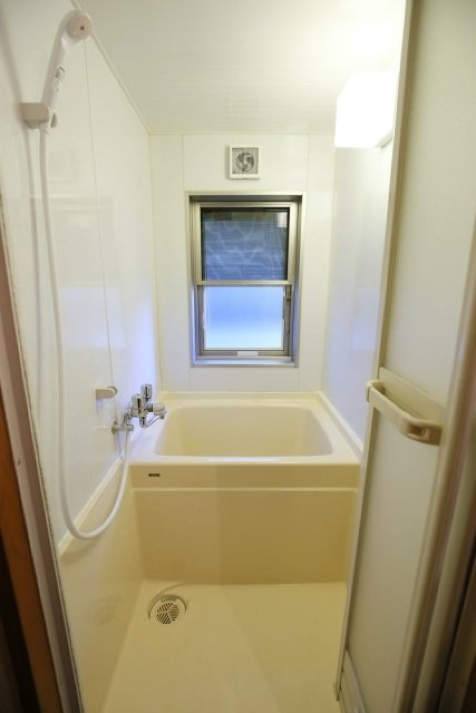 お風呂はコンパクトですがしっかり浸かれます。