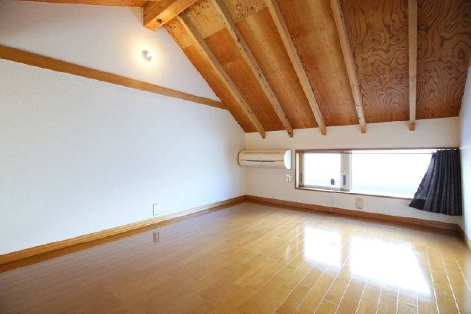 ロフトにも窓付き。ここを寝床にしたら朝も明るく目覚められます。