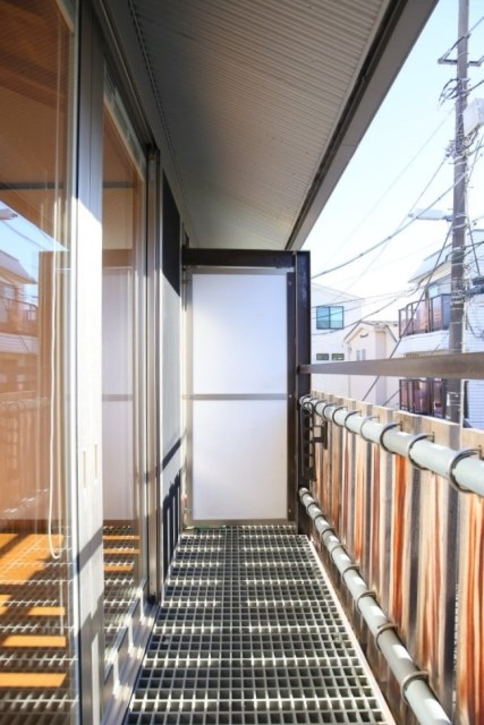 ベランダの異素材感もステキ。グリーンを置いても似合いそう…