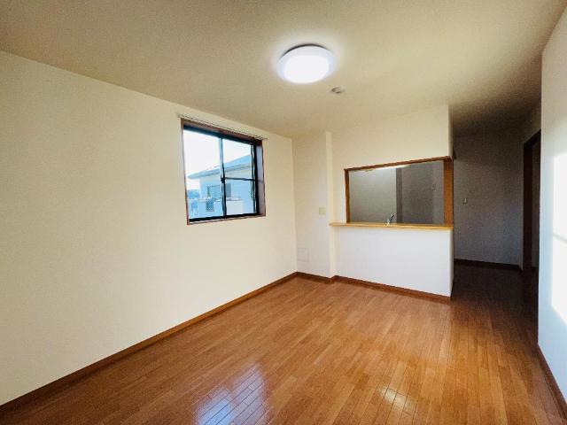 お部屋は２階の角部屋なので、他の号室よりも窓が多くて換気もしやすい。
