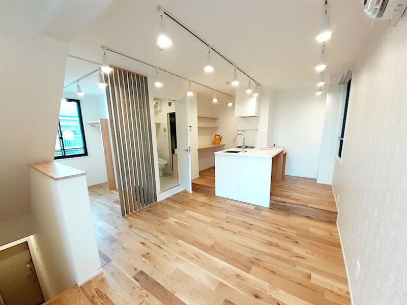 明るい木目がパッと目を惹く空間です。