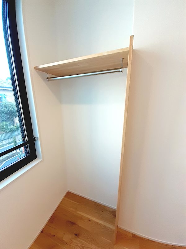 収納はオープンタイプ。衣装ケースなどを買い足すと便利です。