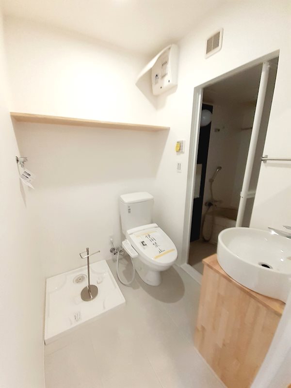 トイレと洗面は同室です。換気はこまめにすると良さそう。