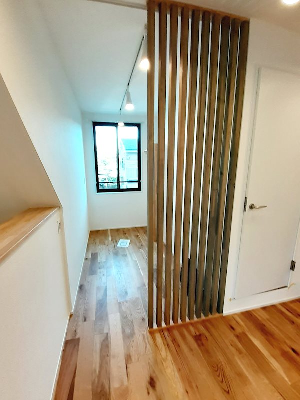 寝室はルーバーで隔てられています。