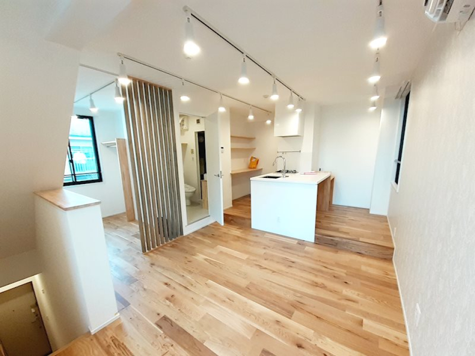 明るい木目がパッと目を惹く空間です。