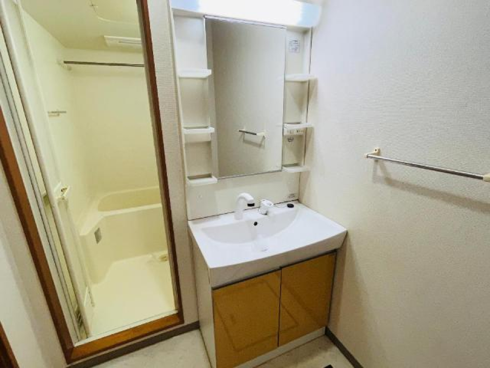 ウッディな扉に和む独立洗面台。