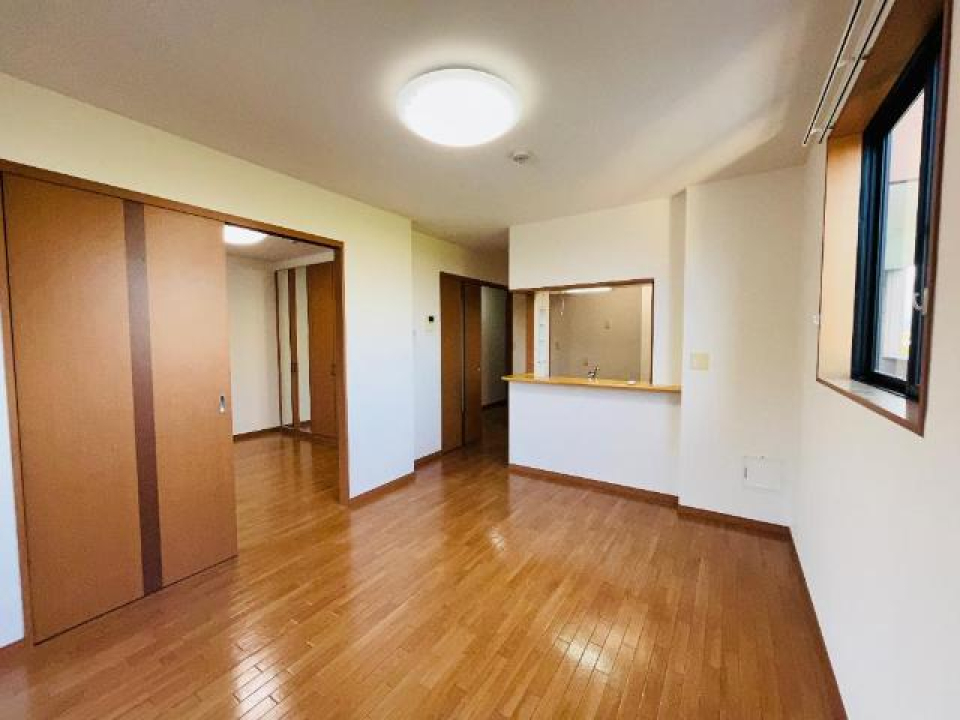 カウンターキッチンからリビングの様子を眺められます。