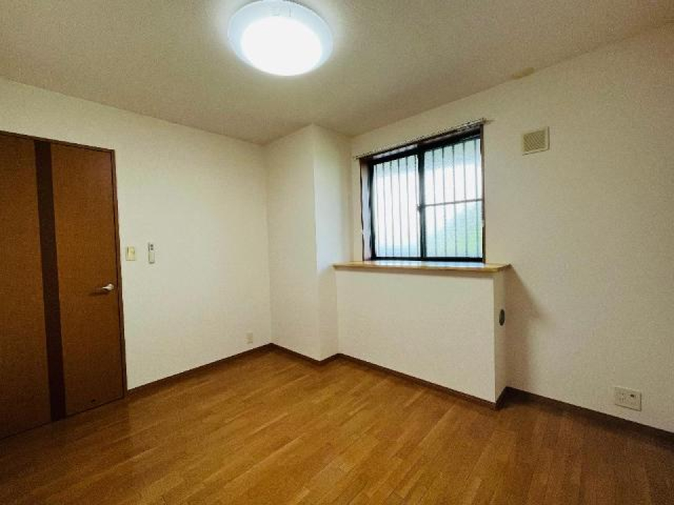 窓辺のカウンターにお気に入りのグッズを飾りましょ！