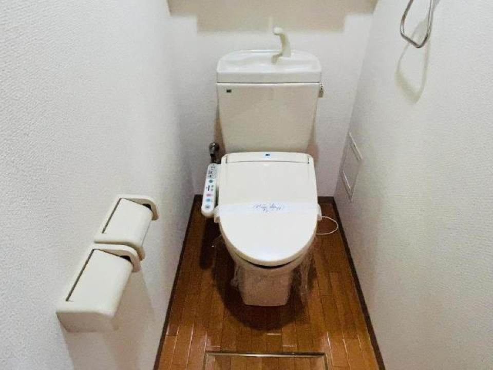 ウォシュレットだけでなく、ペーパーホルダーも2つついていて手厚い。