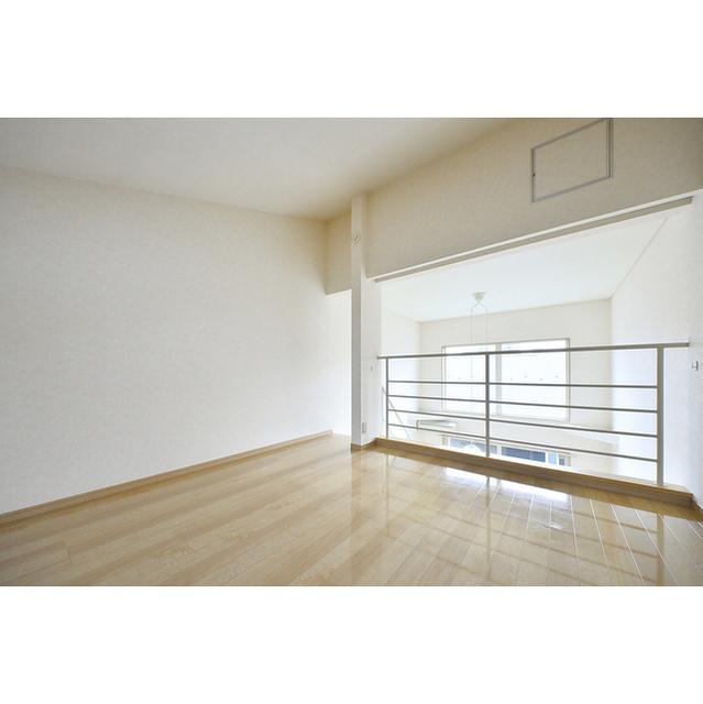 ベランダ側の高い窓からも光が届きます。