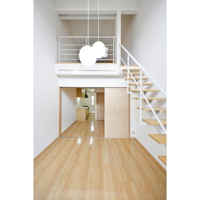 まんまるの照明が目を引く空間です。