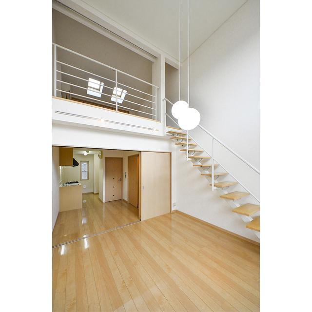 ふたつの天窓がちらり