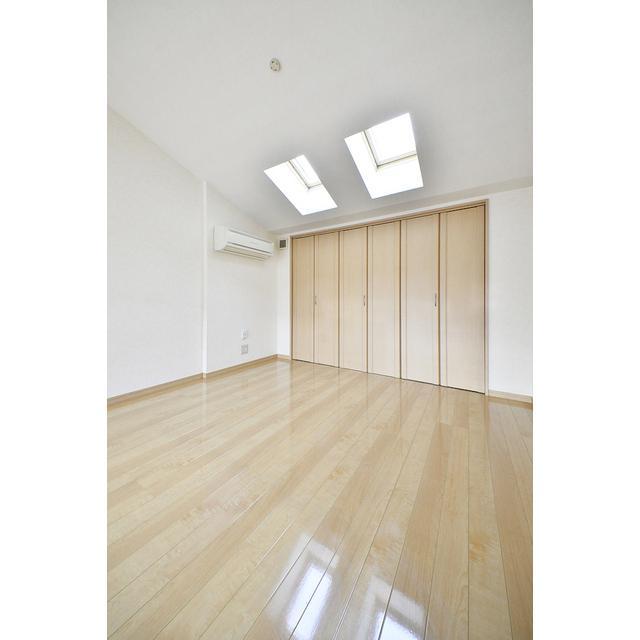 階段上には、天窓から光差し込む癒し空間がありました。