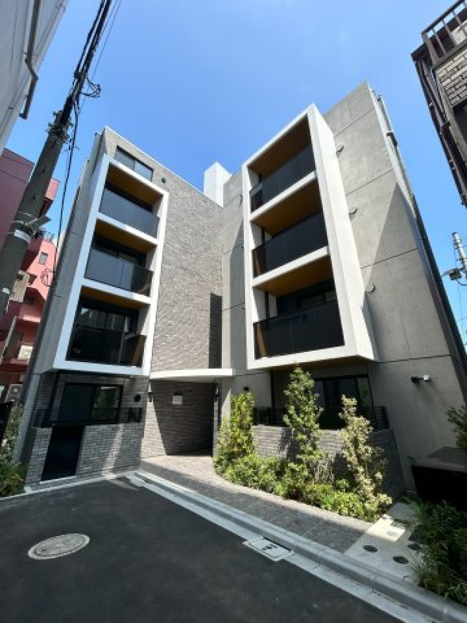 道の角っこに聳え立つマンションです。