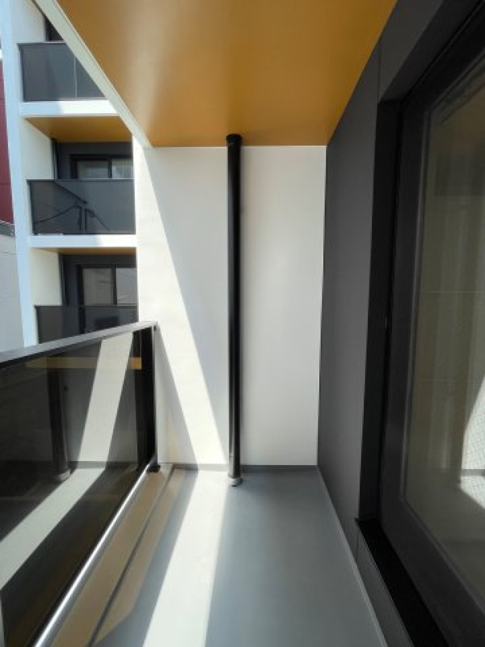 ベランダは幅広めで憂いし。