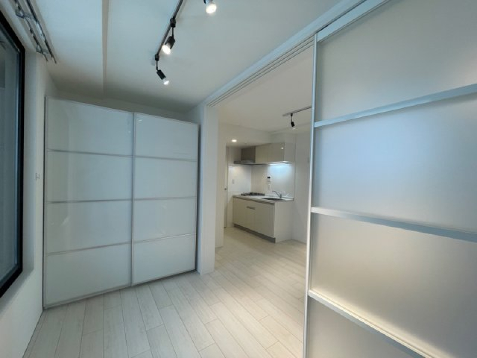 反対の壁側に収納があります。