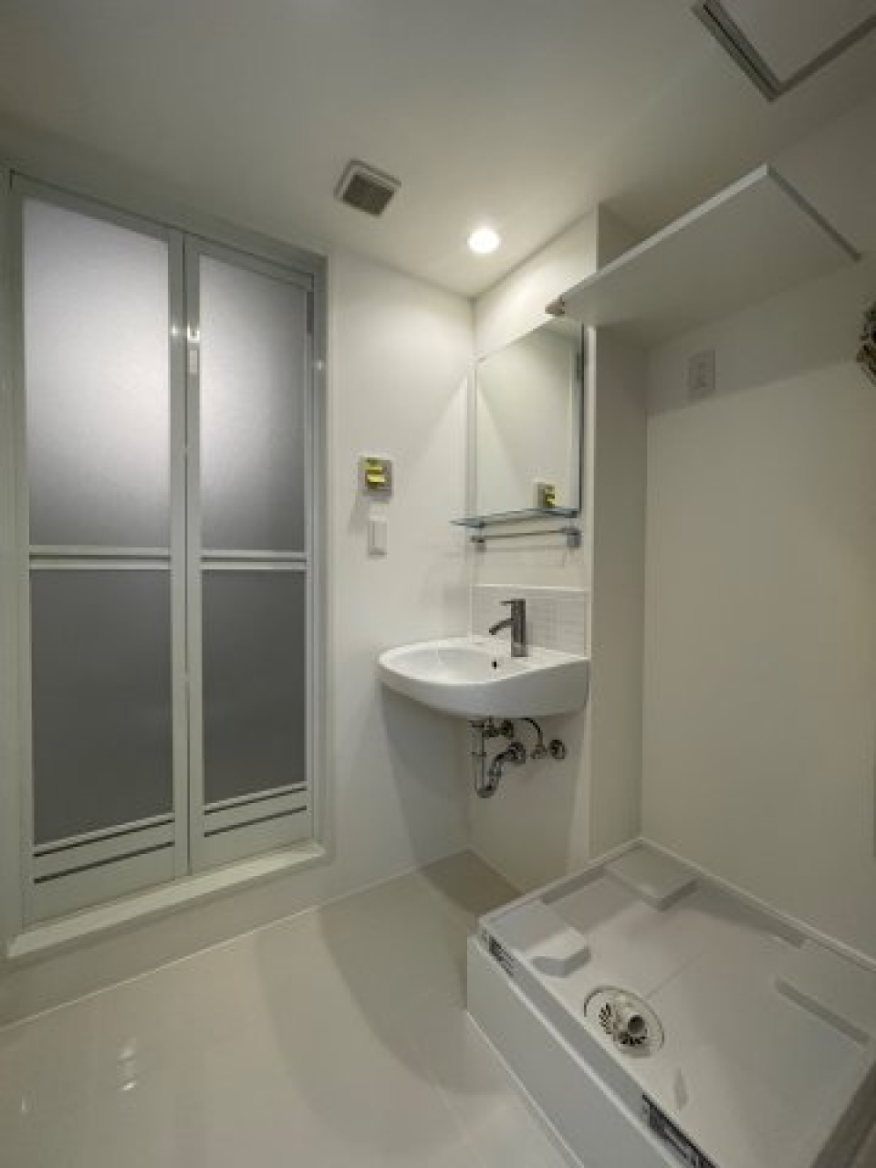 パウダールームもホワイトで統一された空間です。