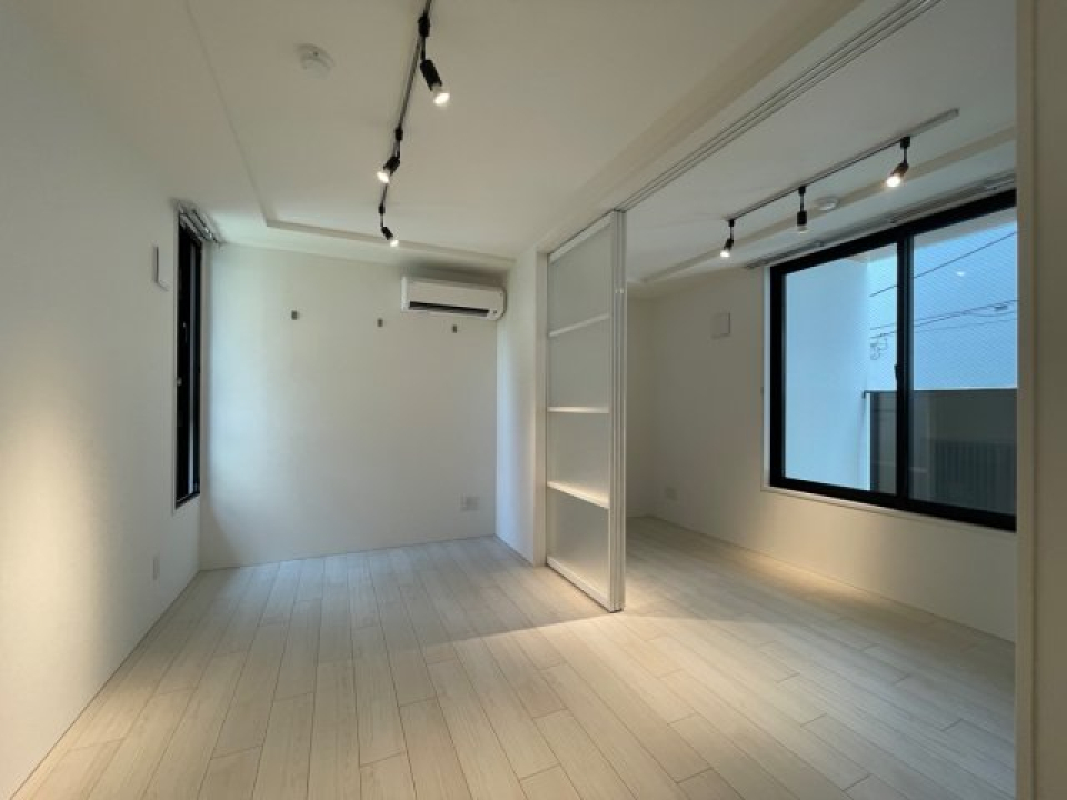 落ち着いたトーンの照明が美しい空間。