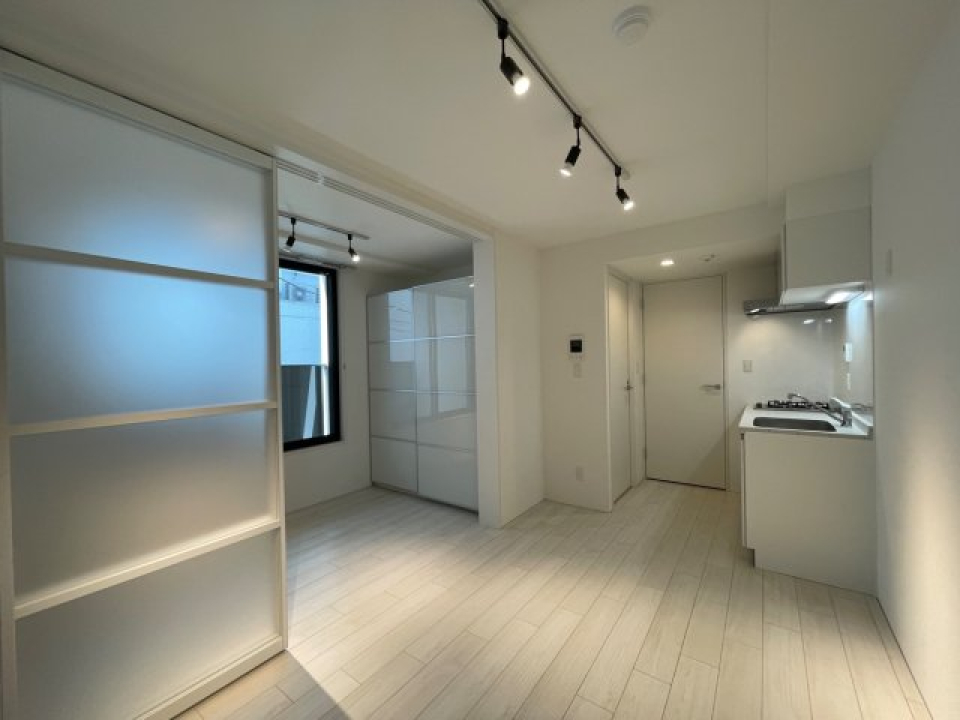 広い方のお部屋にはダイニング兼作業用テーブルを置こうかな。