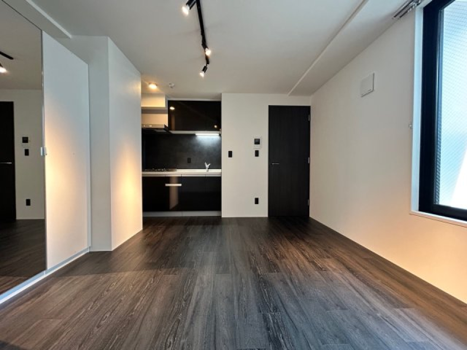 キッチンやドア、細かいところまでブラックで統一されていて素敵…！