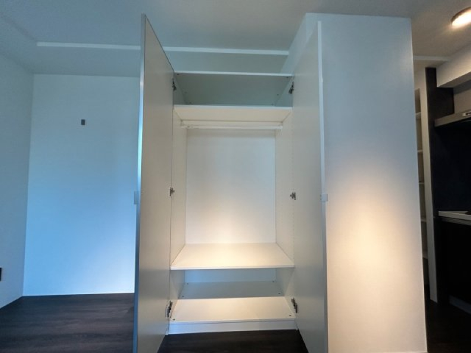 収納はこちらに。上下の棚にはカバンや帽子をしまえます。