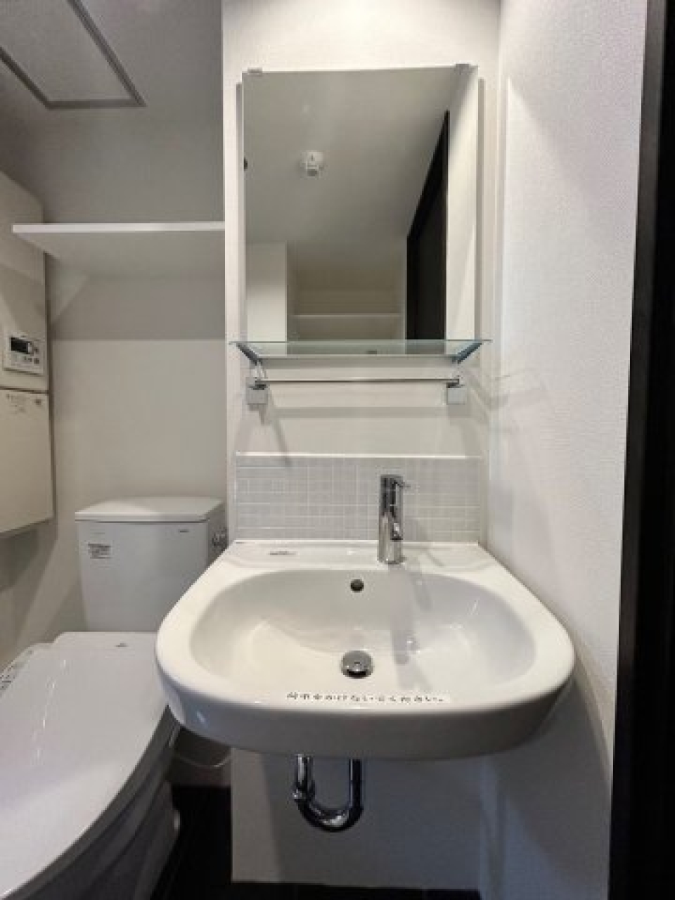 パウダールームのデザインも一味違います。フチ無しの鏡が美しい。