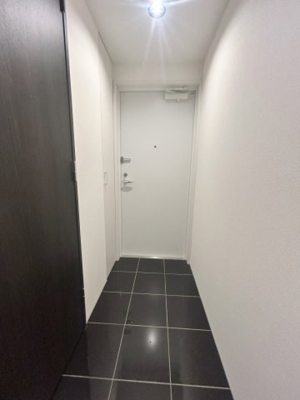 玄関タイルまでブラックで統一。扉は白いのが良いですね。