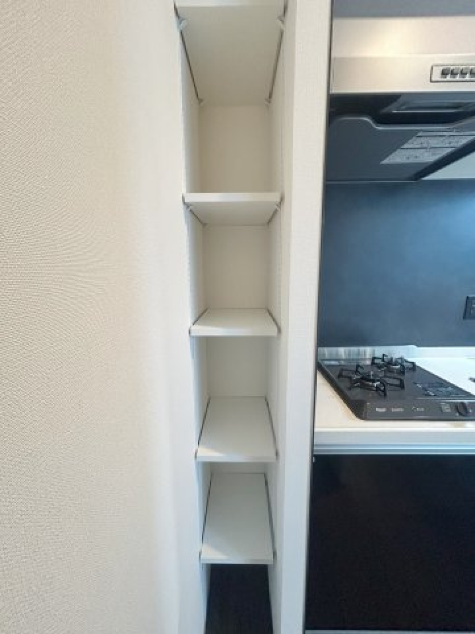 キッチン横のこの収納、絶対に便利！ミニパントリーとして使っても良さそうです。