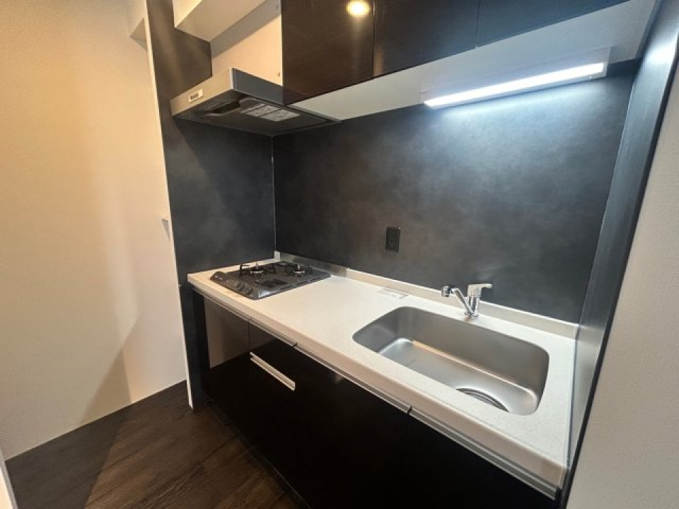 キッチンもブラックで統一されて洗練されたデザイン。