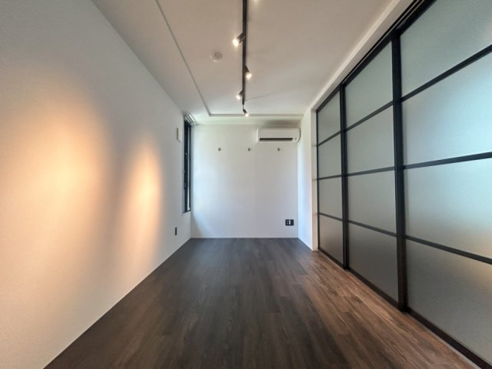 スポットライトみたいな照明もお部屋にマッチしています。