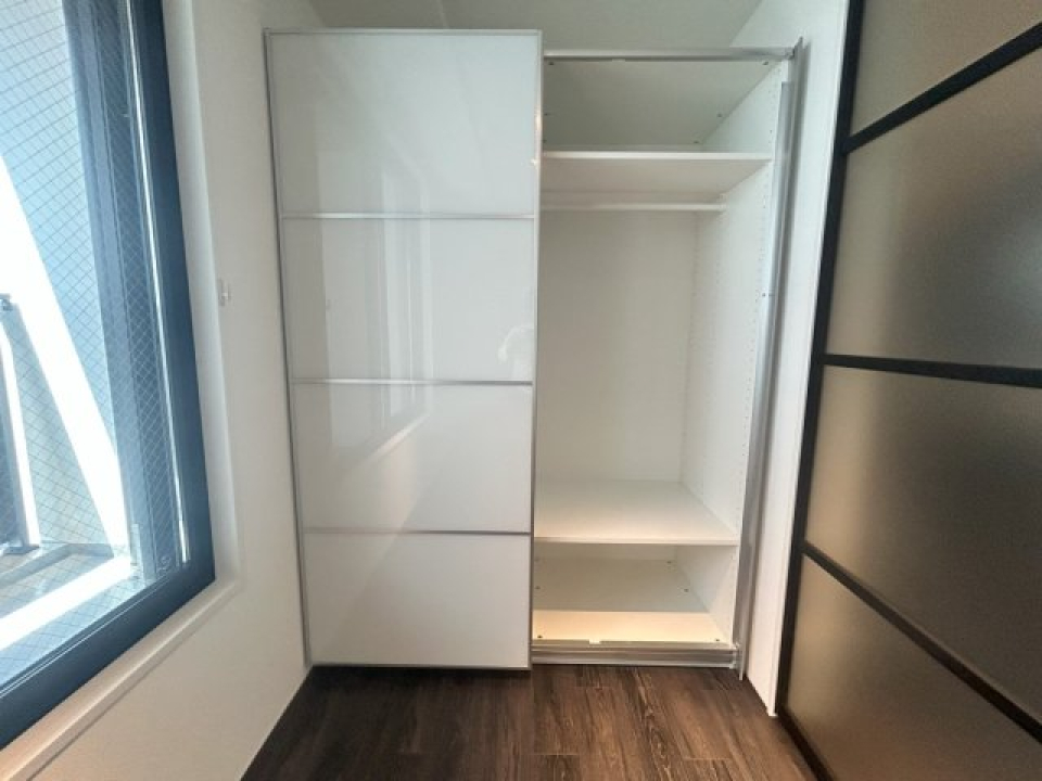 上下に棚があるので、カバンや帽子もキレイに保管できます。