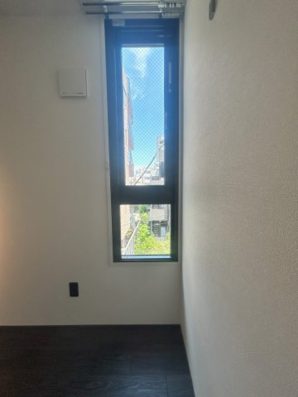 奥に縦型の小窓が！明るい光が差し込みます。