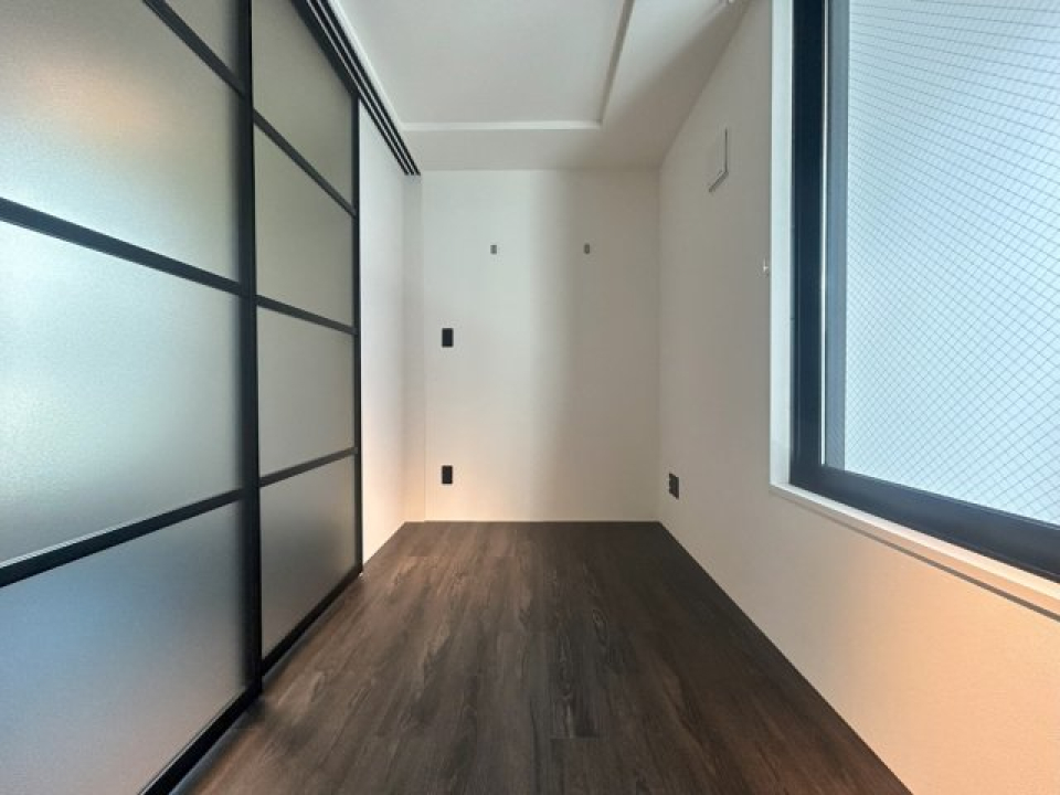 ベッドは奥側にくっつけると良いかな。