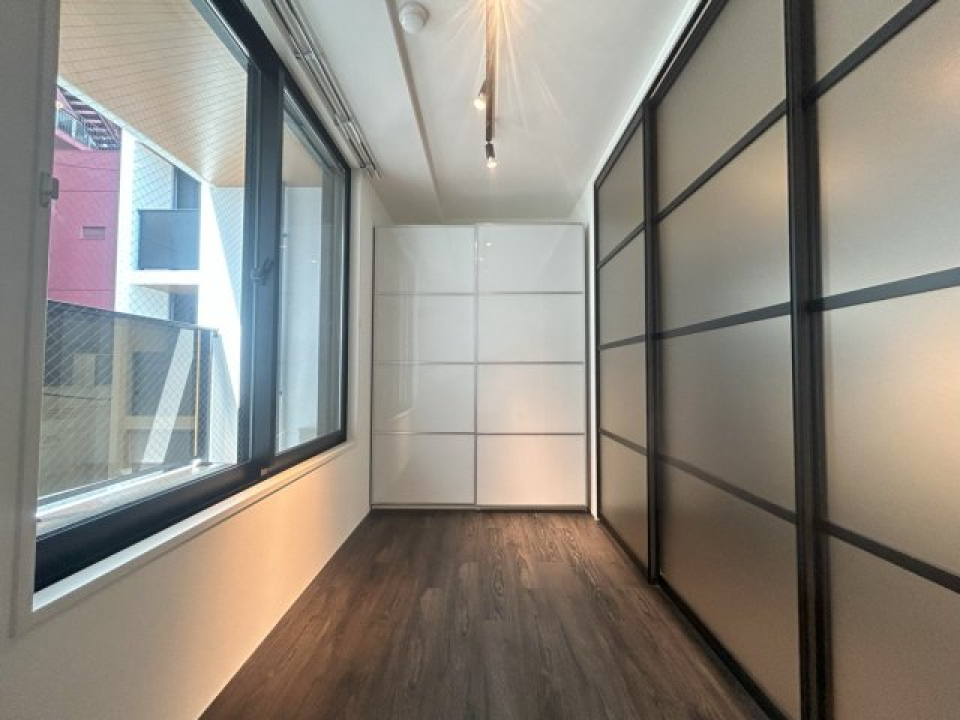 寝室は細長く、奥に収納あり。