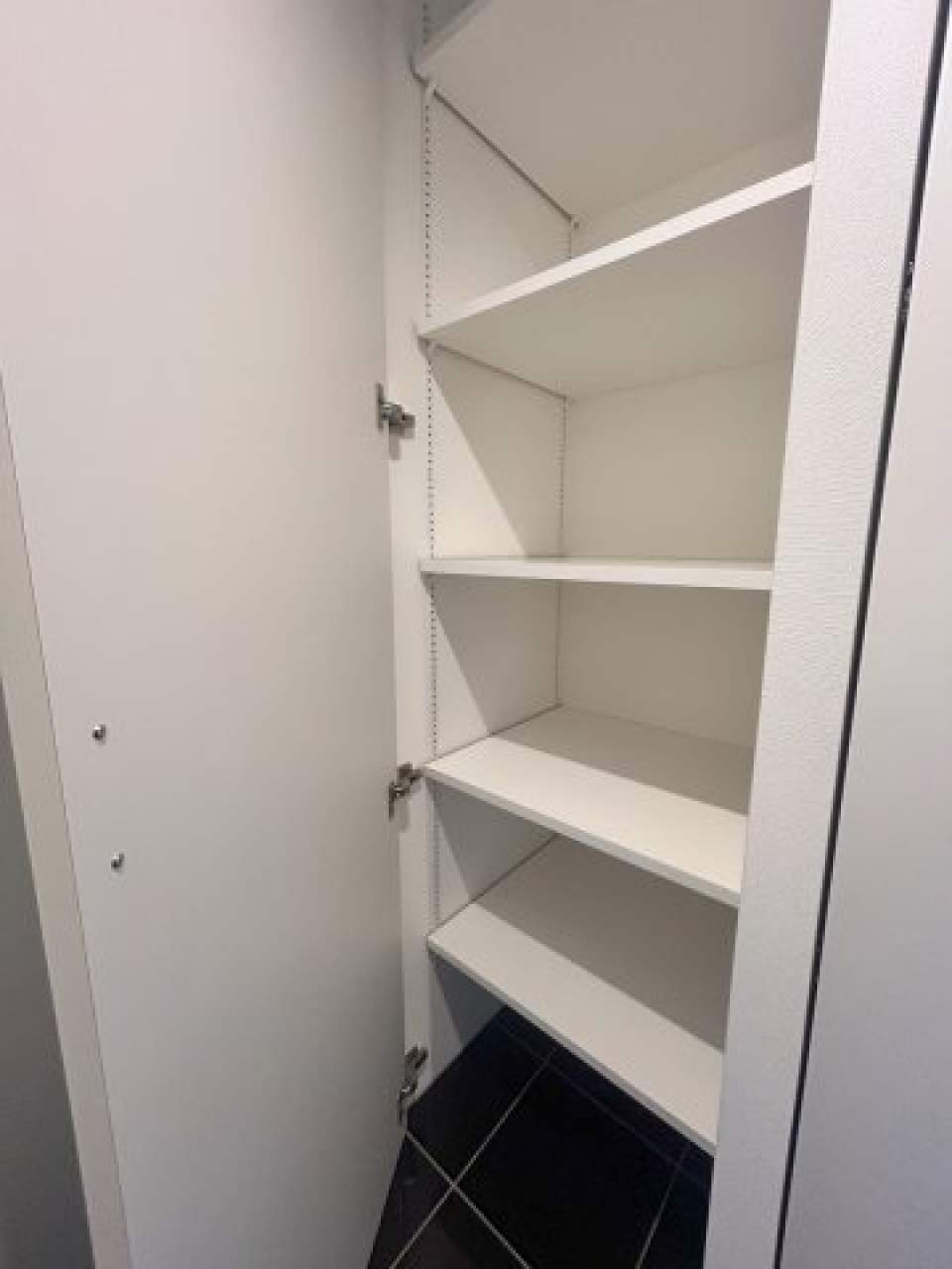 玄関の収納はワイド！靴はまるっと納まりそうです。