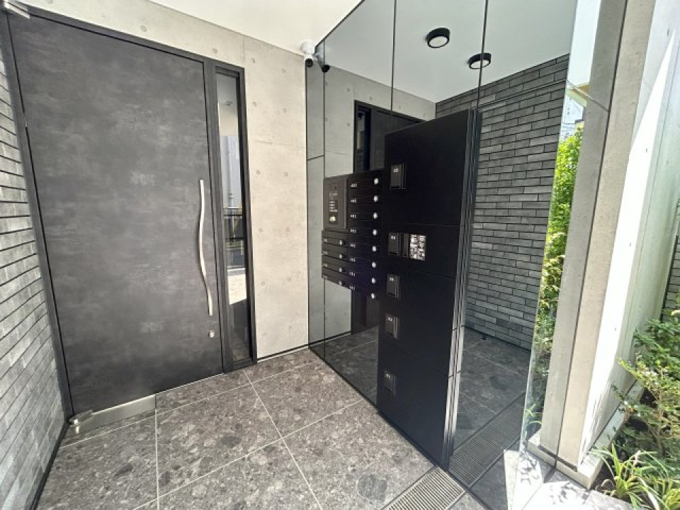 エントランスも高級感ある雰囲気…！